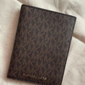 Michael Kors Jetset monogram passport wallet